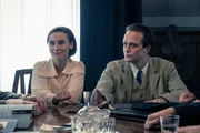 Walter Gropius (August Diehl) stellt dem Meisterrat seine Verlobte Ise Frank (Peri Baumeister) vor, die ihn ab jetzt bei seiner Arbeit unterstützen wird. Walter Gropius (August Diehl) stellt dem Meisterrat seine Verlobte Ise Frank (Peri Baumeister) vor, die ihn ab jetzt bei seiner Arbeit unterstützen wird.