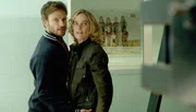 Gillian Ward (Karolin Eichhorn) hat ein Verhältnis mit dem Handballtrainer John Burton (Andreas Pietschmann). Gillian Ward (Karolin Eichhorn) hat ein Verhältnis mit dem Handballtrainer John Burton (Andreas Pietschmann).