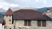 Viele der alten Heustadel wurden mit versetzten Ziegeln oder Schlitzen gebaut, damit der Wind das Heu stetig bel&uuml;ften kann.