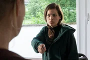 Vera Lanz (Katharina B&ouml;hm, l.) versucht, Veronika M&uuml;ller (Giulia Goldammer. r.) zu beruhigen.