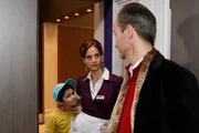Gerade noch rechtzeitig konnten sie aus Philips Büro verschwinden, bevor er sie erwischt: Krimiautor Steffen König (Michèl Keller, r.), Manu (Marie Zielcke, M.) und Daniel (Alexander Türck, l.) Gerade noch rechtzeitig konnten sie aus Philips Büro verschwinden, bevor er sie erwischt: Krimiautor Steffen König (Michèl Keller, r.), Manu (Marie Zielcke, M.) und Daniel (Alexander Türck, l.)