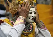 Ein Wayang Wong-Tänzer mit Maske. Ein Wayang Wong-Tänzer mit Maske.