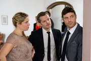 Während er mit Bea (Caroline Maria Frier) und Ingo (André Dietz, M.) vergeblich auf Julia wartet, glaubt Ben (Jörg Rohde), dass diese nun endgültig mit ihm abgeschlossen hat. Während er mit Bea (Caroline Maria Frier) und Ingo (André Dietz, M.) vergeblich auf Julia wartet, glaubt Ben (Jörg Rohde), dass diese nun endgültig mit ihm abgeschlossen hat.