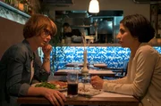 Branka (Neda Rahmanian, re.) setzt sich zu Brigita (Sarah Bauerett) und zeigt ihr ein blutiges Geschirrtuch. Branka (Neda Rahmanian, re.) setzt sich zu Brigita (Sarah Bauerett) und zeigt ihr ein blutiges Geschirrtuch.