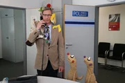 Der Kommissar (Michael Kessler) und die Erdm&auml;nnchen bei verdreckten Ermittlungen.