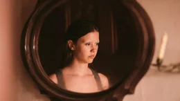 Maxine (Mia Goth)
