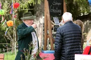 Josef Zimmermann (Luis Lamprecht, li.) ist in seinem Element bei der Schnapsverkostung. Josef Zimmermann (Luis Lamprecht, li.) ist in seinem Element bei der Schnapsverkostung.