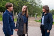 Mutter Anja (Angela Scherz, re.) weiß nicht, dass ihre Tochter Martha (Elea Krütten, Mi.) mit Paulina (Tabea Hug, li.) zusammen ist. Mutter Anja (Angela Scherz, re.) weiß nicht, dass ihre Tochter Martha (Elea Krütten, Mi.) mit Paulina (Tabea Hug, li.) zusammen ist.