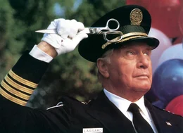 Polizist Lassard (George Gaynes) versetzt die hilfesuchenden B&uuml;rger der Stadt in Angst und Schrecken!