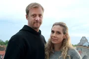 Maria Wern (Eva Röse) möchte die Romanze mit ihrem Kollegen Sebastian (Erik Johansson) auffrischen, doch dafür bleibt ihr wegen eines kniffligen Mordfalls keine Zeit. Maria Wern (Eva Röse) möchte die Romanze mit ihrem Kollegen Sebastian (Erik Johansson) auffrischen, doch dafür bleibt ihr wegen eines kniffligen Mordfalls keine Zeit.
