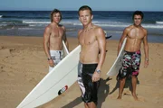 Starke Typen v.li.n.re.: Edge (Khan Chittenden), Matt (Christopher Foy) und Heath (Adam Saunders) - die Jungs von der Blue Water High Surfacademy. Starke Typen v.li.n.re.: Edge (Khan Chittenden), Matt (Christopher Foy) und Heath (Adam Saunders) - die Jungs von der Blue Water High Surfacademy.