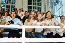 Paula (Martina Gedeck, 2.v.l.), Fidel (Anja Sommavilla, 2.v.l.) und Lisa (Sidonie von Krosigk, 3.v.r.) haben gemeinsam mit Max (Richy M&uuml;ller, 2.v.r.) Spa&szlig; am Pferderennen.