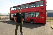 George Clarke und Schulbus