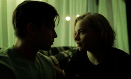 Karl (Jannis Niew&ouml;hner) und Maxi Baier (Luna Wedler) stellen sich gegenseitig kurze pers&ouml;nliche Fragen.