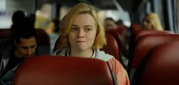 Maxi Baier (Luna Wedler) kehrt mit dem Bus aus Frankreich zur&uuml;ck nach Berlin. Gerne w&auml;re sie l&auml;nger dort bei ihrer Gro&szlig;mutter geblieben.