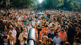 Die Loveparade hat eine ganze Generation gepr&auml;gt. Die Bilder gingen um die Welt. 1999 tanzten anderthalb Millionen Menschen auf den Stra&szlig;en von Berlin &ndash; es war die gr&ouml;&szlig;te Party aller Zeiten. Der Film erz&auml;hlt die Geschichte des Berliner "Techno-Woodstocks". Sex, Drugs & Techno &ndash;  mit 135 Beats pro Minute.