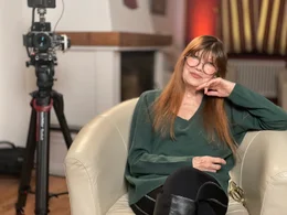 Katja Ebstein lebt in Westberlin. Als S&auml;ngerin und Schauspielerin ist sie sp&auml;testens seit dem Eurovision Song Contest 1970  in ganz Deutschland bekannt. Auch in der DDR tritt Ebstein regelm&auml;&szlig;ig auf.