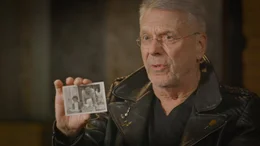 Reinhard Mey wuchs in West-Berlin auf. Sein Traum, einmal in der DDR auftreten zu k&ouml;nnen, blieb lange unerf&uuml;llt. Erst Tage vor dem Mauerfall,  Anfang November 1989, bekam er die Gelegenheit, in Dresden aufzutreten.