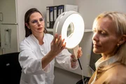 Bei problematischer Haut hilft eine genaue Analyse, um die richtige Pflege zu finden. Prof. Claudia Borelli, Universitätsklinikum Tübingen mit einer Patientin. Bei problematischer Haut hilft eine genaue Analyse, um die richtige Pflege zu finden. Prof. Claudia Borelli, Universitätsklinikum Tübingen mit einer Patientin.
