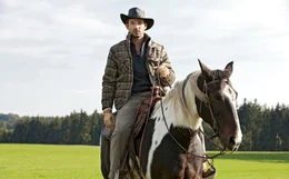 Max (Marc Benjamin) z&uuml;chtet Albb&uuml;ffel, wenn die abgehauen sind, sucht er sie per Pferd.