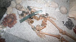Einige Gr&auml;ber aus der vorkeltischen Kultur sind reich mit Grabbeigaben ausgestattet, andere kaum.