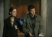 Brennan (Emily Deschanel) und Booth (David Boreanaz) untersuchen den Tod einer jungen Kellnerin, die bei einer Explosion auf der Party kolumbianischer Drogenfahnder nur scheinbar zufällig anwesend war. Brennan (Emily Deschanel) und Booth (David Boreanaz) untersuchen den Tod einer jungen Kellnerin, die bei einer Explosion auf der Party kolumbianischer Drogenfahnder nur scheinbar zufällig anwesend war.