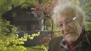 Prof. Hans‑Peter Dürr ist Quantenphysiker; im Hintergrund ist das Haus von Werner Heisenberg in der Nähe vom Walchensee zu sehen. Prof. Hans‑Peter Dürr ist Quantenphysiker; im Hintergrund ist das Haus von Werner Heisenberg in der Nähe vom Walchensee zu sehen.