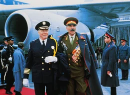 Der Moskauer Polizeichef Rakov (Christopher Lee, r.) freut sich &uuml;ber die Verst&auml;rkung, die er von Lassard (George Gaynes) bekommt.