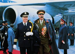 Der Moskauer Polizeichef Rakov (Christopher Lee, re.) freut sich &uuml;ber die amerikanische Verst&auml;rkung und begr&uuml;&szlig;t den Kommandanten Lassard (George Gaynes).  +++ Die Verwendung des sendungsbezogenen Materials ist nur mit dem Hinweis und Verlinkung auf RTL+ gestattet. +++