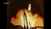 Sigmund Jähn war als erster Deutscher im All - als Kosmonaut, denn er flog für die DDR mit den Sowjets zum kosmischen Laboratorium Saljut 6. 1982 berichtet er im Film "Der Weg zu den Sternen" über außergewöhnliche Situationen während den Weltraummissionen. Sigmund Jähn war als erster Deutscher im All - als Kosmonaut, denn er flog für die DDR mit den Sowjets zum kosmischen Laboratorium Saljut 6. 1982 berichtet er im Film "Der Weg zu den Sternen" über außergewöhnliche Situationen während den Weltraummissionen.