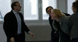 Maxi Baier (Luna Wedler) gibt ihrem Vater Alex Baier (Milan Peschel)  die Schuld am Tod ihrer Mutter und Br&uuml;der.