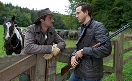 Max Wolf (Marc Benjamin) und Michael Biesinger (Tobias van Dieken) sind seit Jahren einge&uuml;bte Gegner. Nicht nur wegen pers&ouml;nlicher Abneigung &ndash; es tobt auch ein Kampf ums Land, ob f&uuml;r die B&uuml;ffel oder die Biogasanlage.