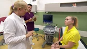 Eine Frau Mitte 40 hat eine Tumorerkrankung &uuml;berstanden. Auf einmal sp&uuml;rt sie Schmerzen in der Brust..