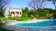Eine Familie tauscht Kalifornien gegen die Cote d’Azur. Um ihren Traum vom Leben in Südfrankreich zu realisieren, wünscht sich April ein Zuhause am Meer. Ihr Mann Mike ist für die Finanzen zuständig und muss einlenken: Eine Villa an der französischen Riviera für eine fünfköpfige Familie ist ein teures Vergnügen. Sie müssen einen Kompromiss finden. Eine Familie tauscht Kalifornien gegen die Cote d’Azur. Um ihren Traum vom Leben in Südfrankreich zu realisieren, wünscht sich April ein Zuhause am Meer. Ihr Mann Mike ist für die Finanzen zuständig und muss einlenken: Eine Villa an der französischen Riviera für eine fünfköpfige Familie ist ein teures Vergnügen. Sie müssen einen Kompromiss finden.