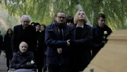 Maxi Baier (Luna Wedler, 2. von rechts) neben ihrem Vater Alex (Mila Peschel, 3. von rechts) beim Begr&auml;bnis ihrer Mutter In&egrave;s und ihre beiden Br&uuml;der.