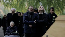 Maxi Baier (Luna Wedler, 2. von rechts) neben ihrem Vater Alex (Mila Peschel, 3. von rechts) beim Begr&auml;bnis ihrer Mutter In&egrave;s und ihre beiden Br&uuml;der.