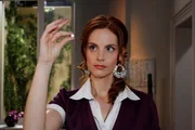 Manu (Marie Zielcke) gelingt es leider nicht, Julius vor Philips Machenschaften zu warnen ... Manu (Marie Zielcke) gelingt es leider nicht, Julius vor Philips Machenschaften zu warnen ...