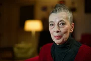In der Biografie der Liedermacherin Bettina Wegner spiegelt sich die Zerrissenheit des geteilten deutschen Landes. Ihre Hoffnung auf einen menschlicheren Sozialismus in der DDR wurde immer weiter enttäuscht, am Ende stand das Auftrittsverbot und auf Drängen des SED-Regimes der Wechsel in den Westen. In der Biografie der Liedermacherin Bettina Wegner spiegelt sich die Zerrissenheit des geteilten deutschen Landes. Ihre Hoffnung auf einen menschlicheren Sozialismus in der DDR wurde immer weiter enttäuscht, am Ende stand das Auftrittsverbot und auf Drängen des SED-Regimes der Wechsel in den Westen.