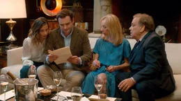 V. li. n. re.: Die DNA-Tests enth&uuml;llen gro&szlig;e &Uuml;berraschungen f&uuml;r Alice (Chlo&eacute; Coulloud), Fran&ccedil;ois (Julien Pestel), Nicole (Sylvie Testud) und G&eacute;rard (Didier Bourdon).