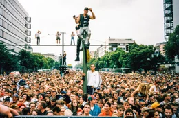 Die Loveparade hat eine ganze Generation gepr&auml;gt. Die Bilder gingen um die Welt. 1999 tanzten anderthalb Millionen Menschen auf den Stra&szlig;en von Berlin &ndash; es war die gr&ouml;&szlig;te Party aller Zeiten. Der Film erz&auml;hlt die Geschichte des Berliner "Techno-Woodstocks". Sex, Drugs & Techno &ndash;  mit 135 Beats pro Minute.