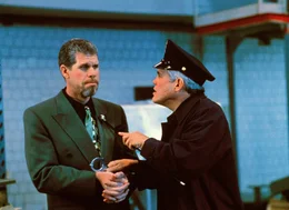 Polizist Harris (G.W. Bailey, re.) trifft auf Konstantine Konali (Ron Perlman), der mittels eines speziellen Videospiels s&auml;mtliche Computer der Welt anzapft, sie manipuliert und f&uuml;r seine betr&uuml;gerischen Zwecke einsetzt.