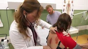 Der K&ouml;rper der jungen Patientin weist Bluterg&uuml;sse auf. Stammen sie vom Kickboxen?