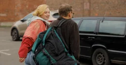 Ihr Vater Alex (Milan Peschel) holt Maxi (Luna Wedler) vom ZOB in Berlin ab.