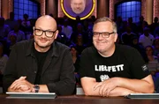 Rateteam-Kapit&auml;n Elton (r.) spielt heute zusammen mit dem Kunsth&auml;ndler und Sachverst&auml;ndigen in der ZDF-Sendereihe &sbquo;Bares f&uuml;r Rares&lsquo;, Sven Deutschmanek (l.).