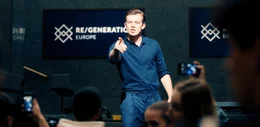 Karl (Jannis Niew&ouml;hner) als Redner bei der Sommerakademie.