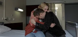 Alex Baier (Milan Peschel) und seine Tochter Maxi (Luna Wedler) sind schockiert und trauern um die Familienangeh&ouml;rigen.