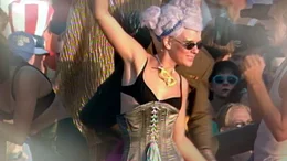 Die Loveparade hat eine ganze Generation gepr&auml;gt. Die Bilder gingen um die Welt. 1999 tanzten anderthalb Millionen Menschen auf den Stra&szlig;en von Berlin &ndash; es war die gr&ouml;&szlig;te Party aller Zeiten. Der Film erz&auml;hlt die Geschichte des Berliner "Techno-Woodstocks". Sex, Drugs & Techno &ndash;  mit 135 Beats pro Minute.