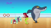 Einer kleiner Fisch verliert beim Spielen seinen Ball. Marina bekommt Mitleid mit dem Kleinen und bittet Sharko darum, sich auf die Suche nach dem Ball zu machen.