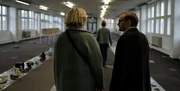 Maxi Baier (Luna Wedler) und Alex Baier (Milan Peschel) betrachten in der Fahndungsstelle Gegenst&auml;nde, die nach dem Anschlag &uuml;brig geblieben sind.