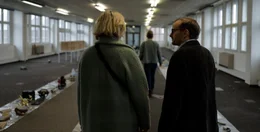 Maxi Baier (Luna Wedler) und Alex Baier (Milan Peschel) betrachten in der Fahndungsstelle Gegenst&auml;nde, die nach dem Anschlag &uuml;brig geblieben sind.